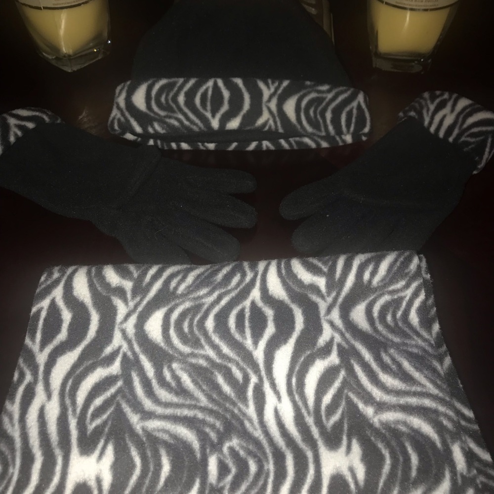 Scarf, Hat & Gloves - Picture 2 of 7